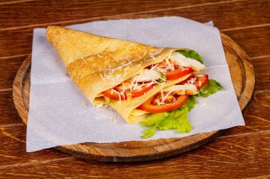 Tavuk ve domates ile gözleme