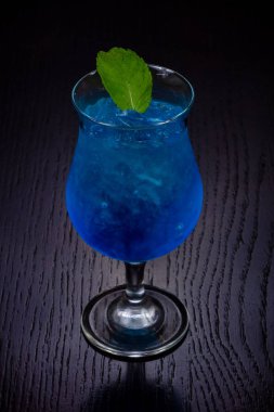 Tatlı blue curacao nane ile kokteyl