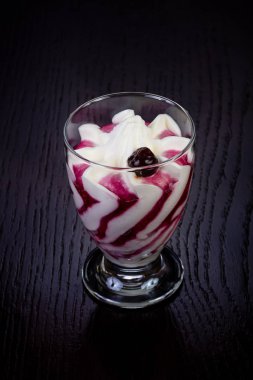 Lezzetli blackberry Ice cream şurubu ile
