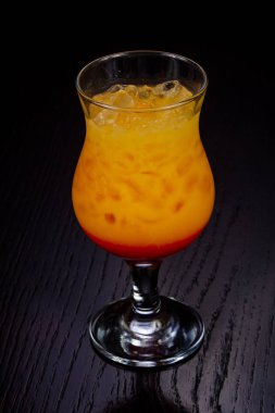 Tatlı bardak tekila Sunrise kokteyli