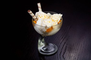 Şeftali ve çikolatalı rulo ile lezzetli dondurma