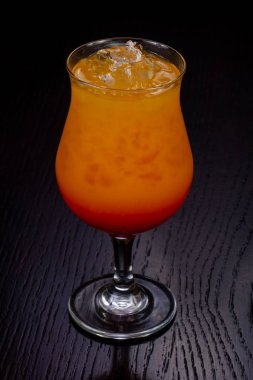 Tatlı bardak tekila Sunrise cocktai