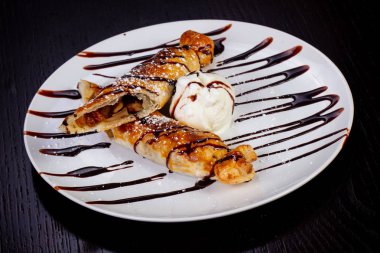 Çekirdekli Kuru üzüm, dondurma, çikolata şurubu ile lezzetli viski pasta