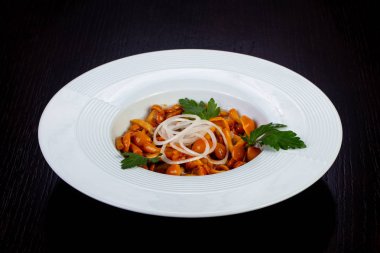 İştah açıcı Marine mantar soğan ve otlar ile