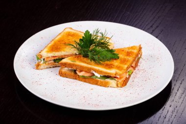 Lezzetli kızarmış sandviç somon ile 