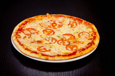 Lezzetli margarita pizza domates ile