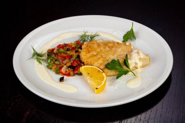 Limon ile lezzetli kızarmış morina