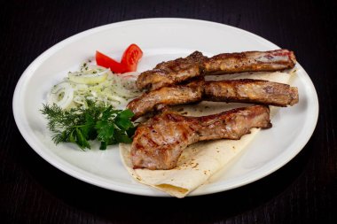 Bir kemik Pide ile lezzetli kızarmış dana