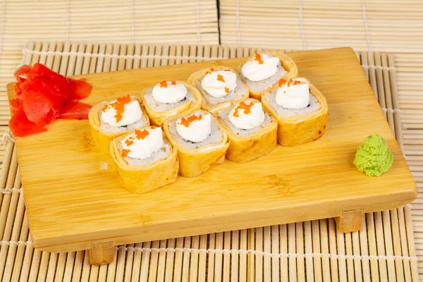 Krem peynir ve havyar ile lezzetli chakin suşi rulo