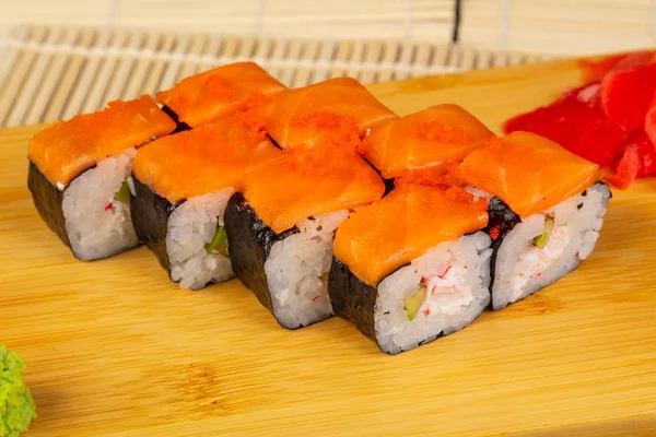 Lezzetli yengeç rulo havyar ile