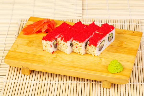 Havyar ve susam ile lezzetli makoto suşi rulo