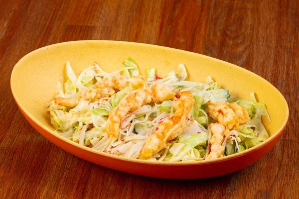 Lezzetli yengeç ve karides salatası sebze ile