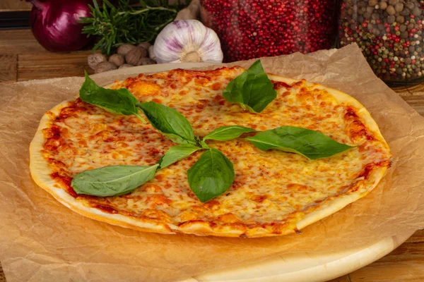 Deliciosa Pizza Cursi Caprese Grande — Foto de Stock