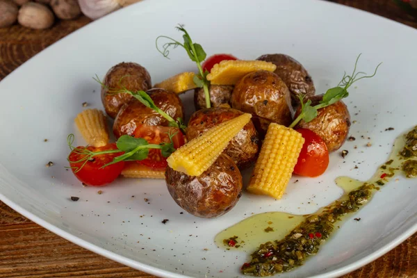 Mısır, domates ve otlar ile lezzetli bebek patates