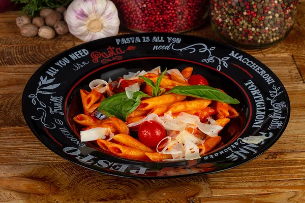 Baharat ve otlar ile domates makarna