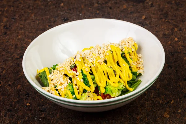 Lezzetli salata sosu, domates, brokoli ve marul