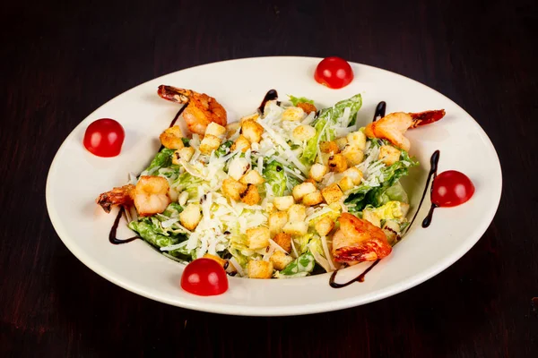 Sezar salata karides ve kiraz domates