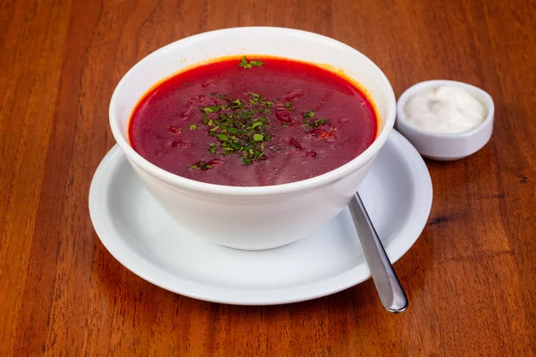 Lezzetli borsch çorbası ekşi krema ile