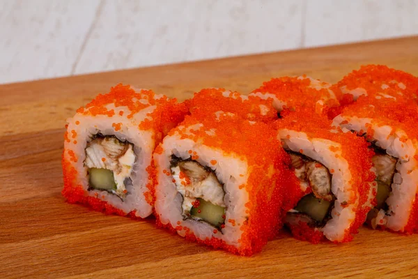 Geleneksel California roll yılan balığı ile