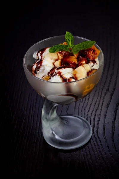 Вкусное Мороженое Карамелью Персиками Банановыми Укусами — стоковое фото