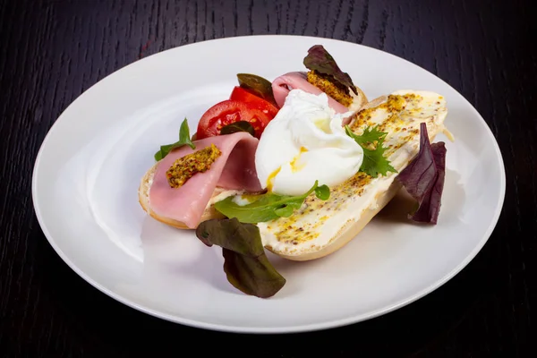 Heerlijke Bruschetta Met Ham Tomaten Mosterd — Stockfoto