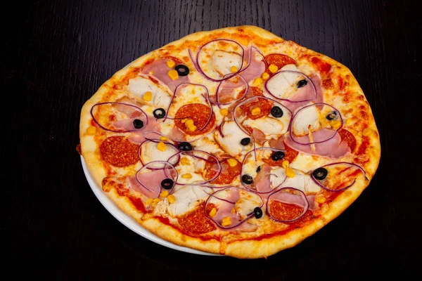 Вкусная Пицца Салями Ветчиной Луком — стоковое фото