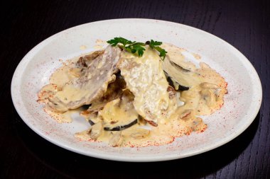 Sos ve baharat ile lezzetli Rimini madalyon