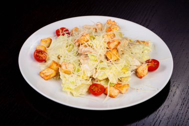 Lezzetli Sezar Salata tavuk ve domates ile