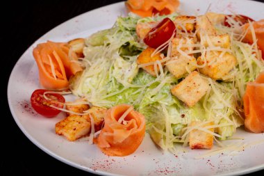 Somonlu Sezar salatası.