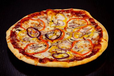 Lezzetli Barbekü pizza biber, soğan ve mantar ile