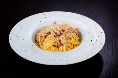 Lezzetli peynir carbonara jambon ile