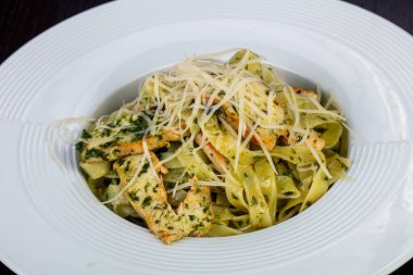 Lezzetli makarna pesto ıspanaklı