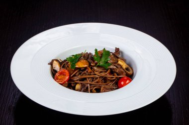 Domates ve otlar ile lezzetli soba makarna