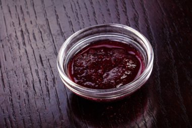 Tatlı kızılcık sosu kase