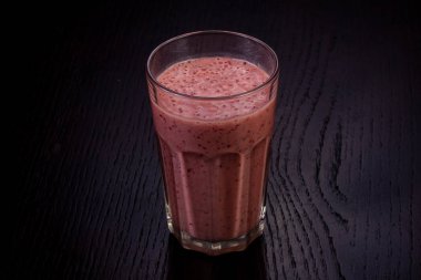 Tatlı ahududu güler yüzlü kokteyl karışımı