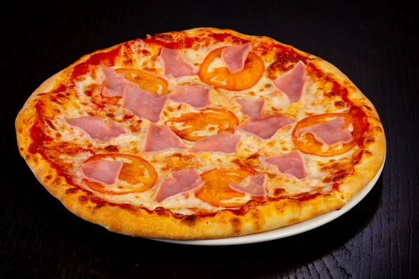 Leckere Prosciutto Pizza Mit Schinken Und Tomaten — Stockfoto