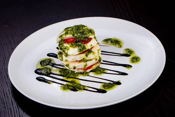 Ispanak ve sos lezzetli caprese salatası