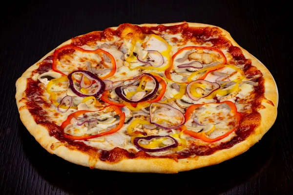 Lezzetli Barbekü pizza biber, soğan ve mantar ile