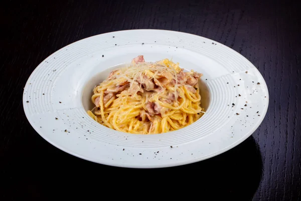 Lezzetli peynir carbonara jambon ile
