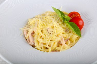 Makarna Carbonara fesleğen yaprakları hizmet.