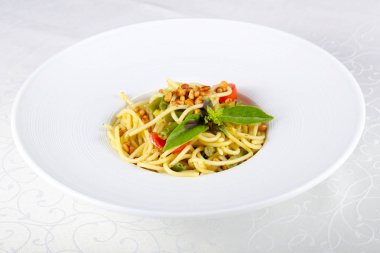 Vejetaryen makarna ile yeşil fasulye