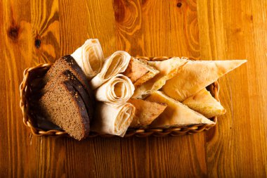 Ahşap arka plan üzerinde beyaz ekmek çeşitler