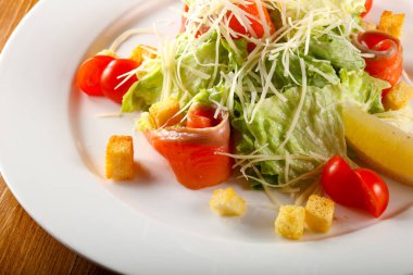 Sezar salatası somon ve peynir
