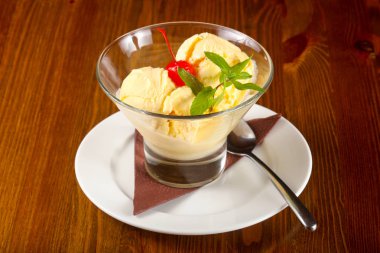 Vanilyalı dondurma ile nane ve kiraz