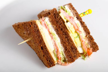 Club sandviç et, peynir ve sebze ile