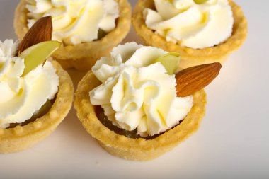 Tartı krem, üzüm ve badem catering için