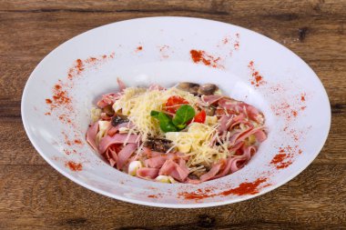 jambon ve mantar ile makarna