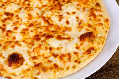 Sıcak lezzetli peynirli pizza