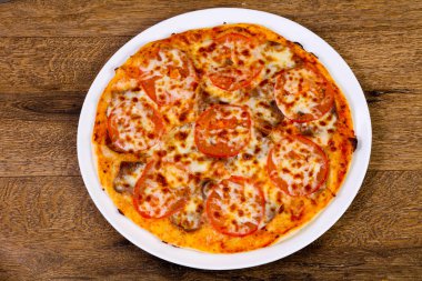 Sığır eti peynir ve domates pizza