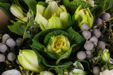 Çeşitli çiçek ile romantik buket